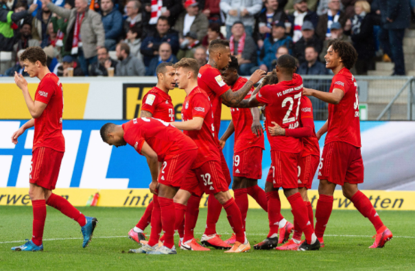 德甲-拜仁6-0狂胜霍芬海姆 库鸟梅开二度球迷疯狂闹事中断比赛