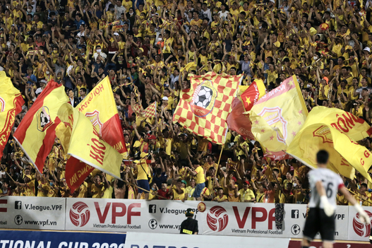 火爆！越南足球联赛上万球迷入场观战 全国暂无死亡病例