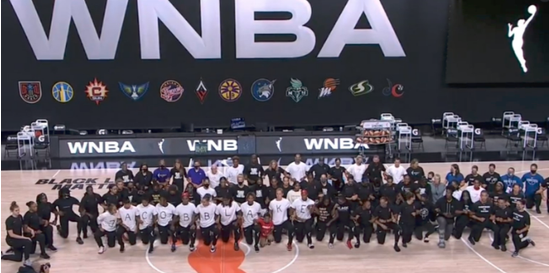 WNBA球员集体单膝下跪抗议 已取消今天所有比赛
