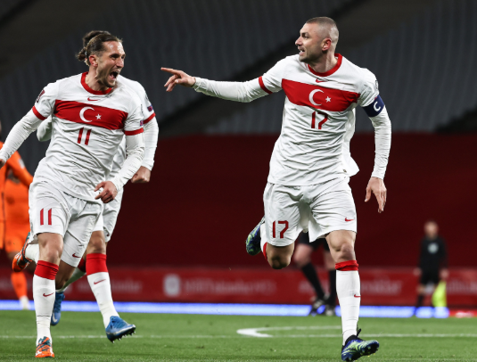 世预赛-土耳其4-2送荷兰世预赛首败 伊尔马兹戴帽恰球王世界波
