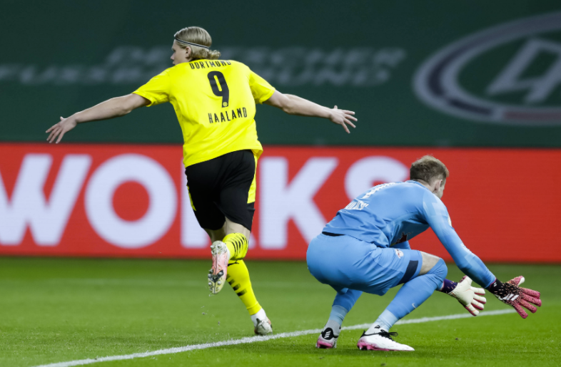 德国杯-罗伊斯2助攻哈兰德双响 多特4-1莱比锡夺冠