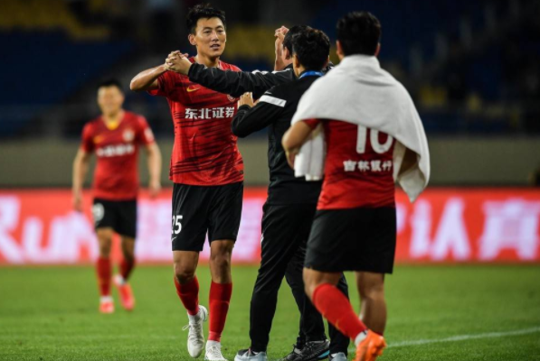 中超-长春亚泰1-0送上海申花赛季首败 王鹏乱战补射建功