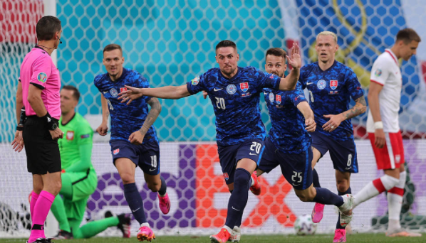 欧洲杯-国米大将破门 斯洛伐克2-1灭10人波兰