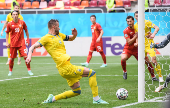 欧洲杯-乌克兰2-1北马其顿 亚尔莫连科传射潘德夫进球被吹