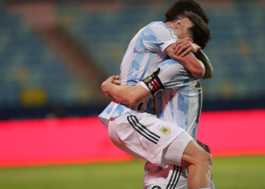 美洲杯-阿根廷3-0厄瓜多尔挺进4强 梅西2助攻+任意球破门!