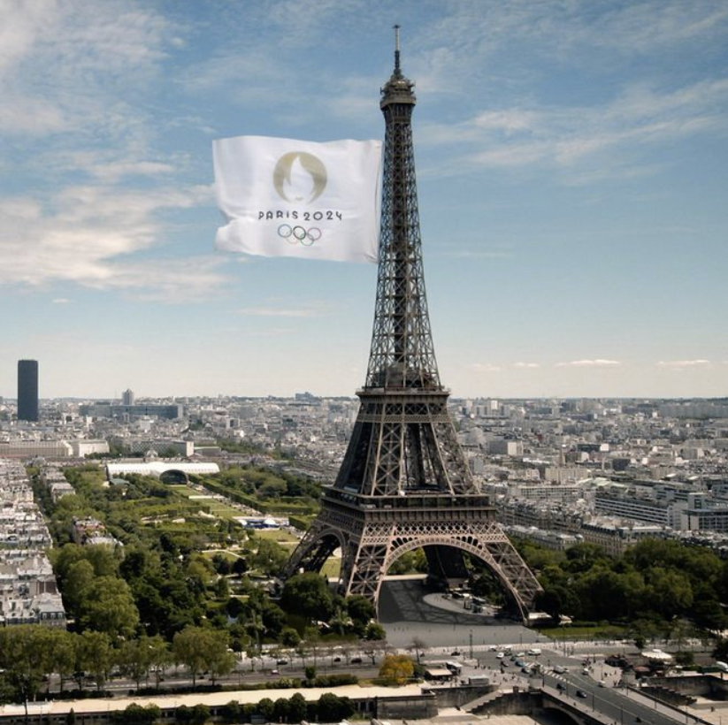 2024巴黎奥运会接棒！埃菲尔铁塔升起破纪录旗帜