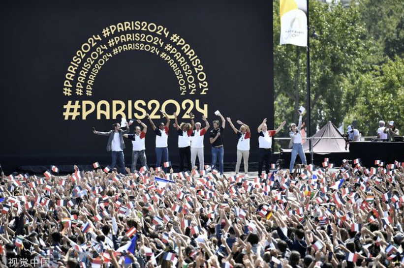 2024巴黎奥运会接棒！埃菲尔铁塔升起破纪录旗帜