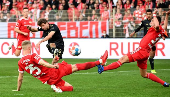 德甲-拜仁客场5-2大胜柏林联合 莱万双响穆勒3传1射