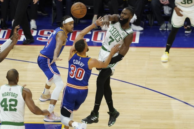 NBA总决赛前瞻：勇士复兴遭遇最强绿凯 库里塔图姆隔代大战