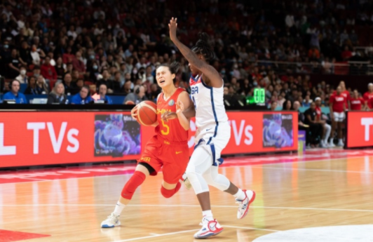 女篮世界杯-中国女篮63-77不敌美国 李梦21分王思雨17分