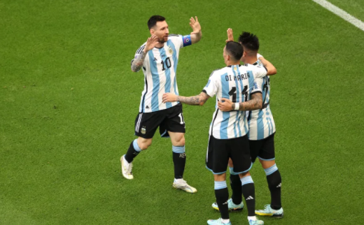 半场战报-阿根廷暂1-0沙特 梅西点射劳塔罗两进球被吹越位