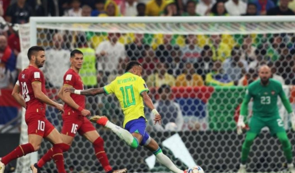 半场战报-内马尔角球吊门造威胁 巴西0-0暂平塞尔维亚